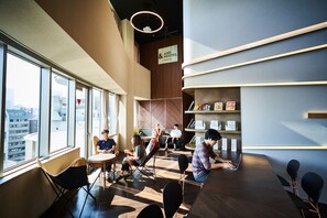 Lounge - &And Hostel Hommachi East (Osaka)