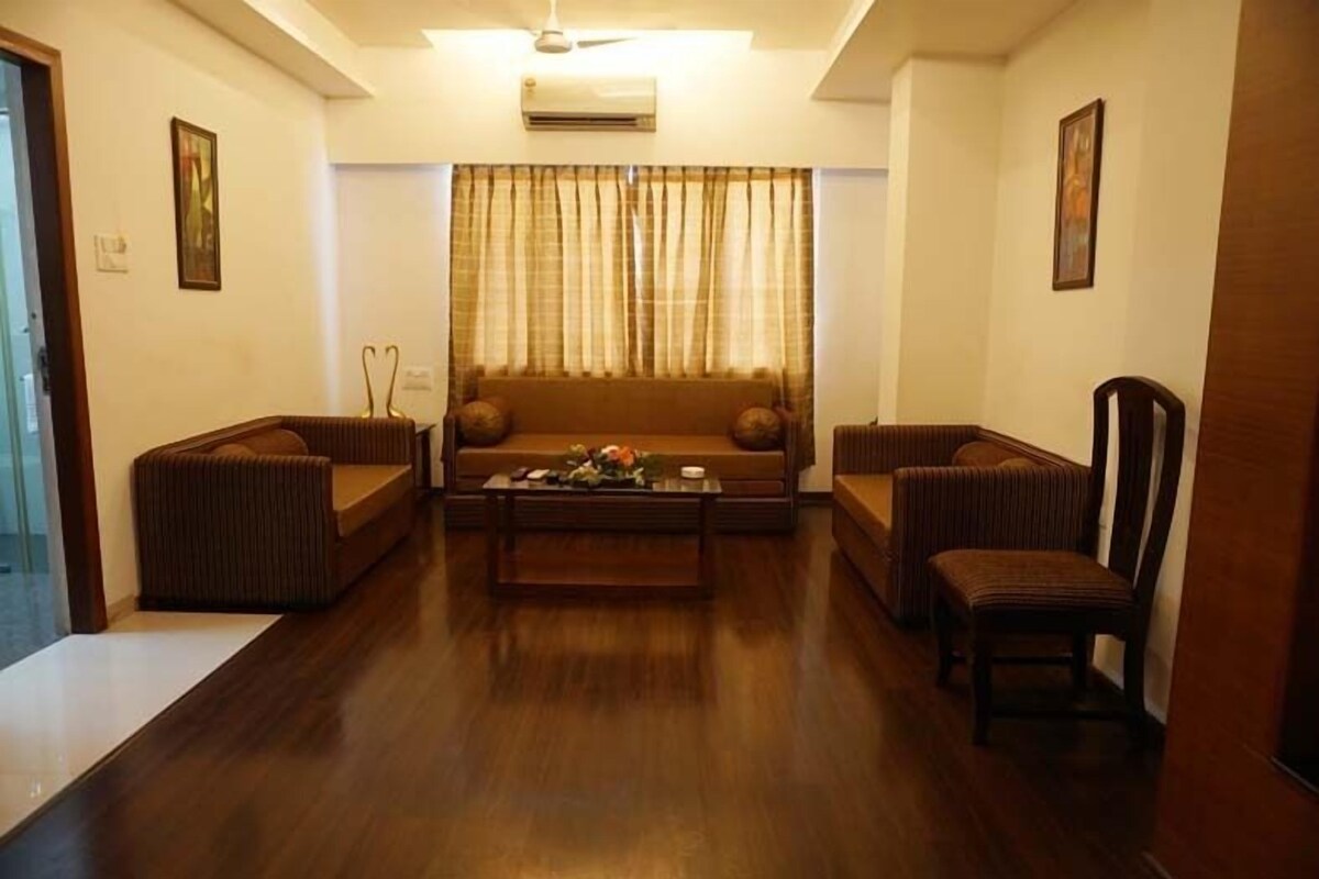 Executive Suite | Desk, laptop workspace, blackout drapes, iron/ironing board