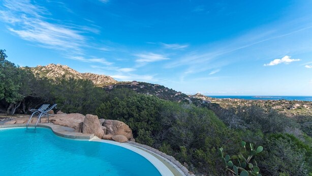 A swimming pool with a view of a mountainous landscape and the sea. - Villa Noelia (Arzachena)