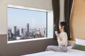 Desk, laptop workspace, blackout drapes, free WiFi - Hotel Crown Hills Ueno Premier (Tokyo)
