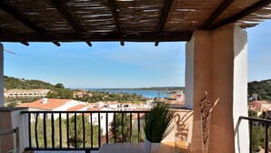 A balcony with a view of the sea and buildings. - Oleandri 238 (Arzachena)