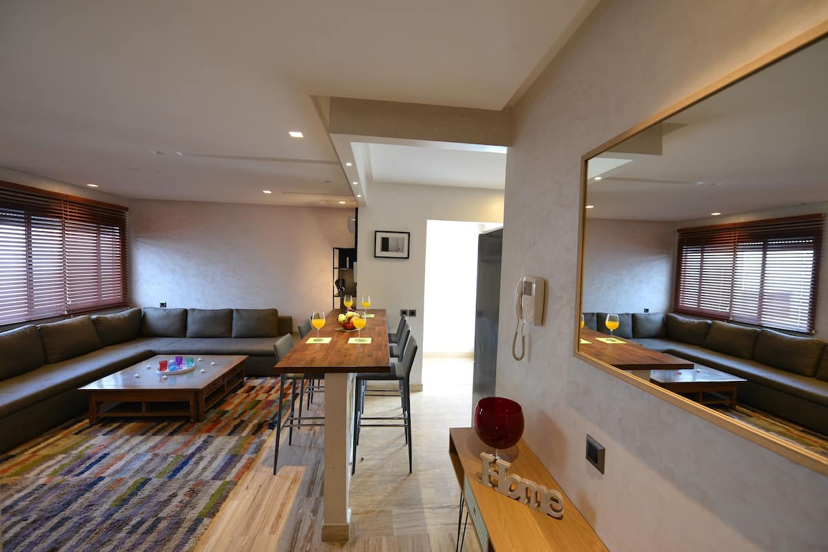 Familien-Penthouse | Wohnbereich | 32-Zoll-Smart-TV mit Satellitenempfang, Fernseher