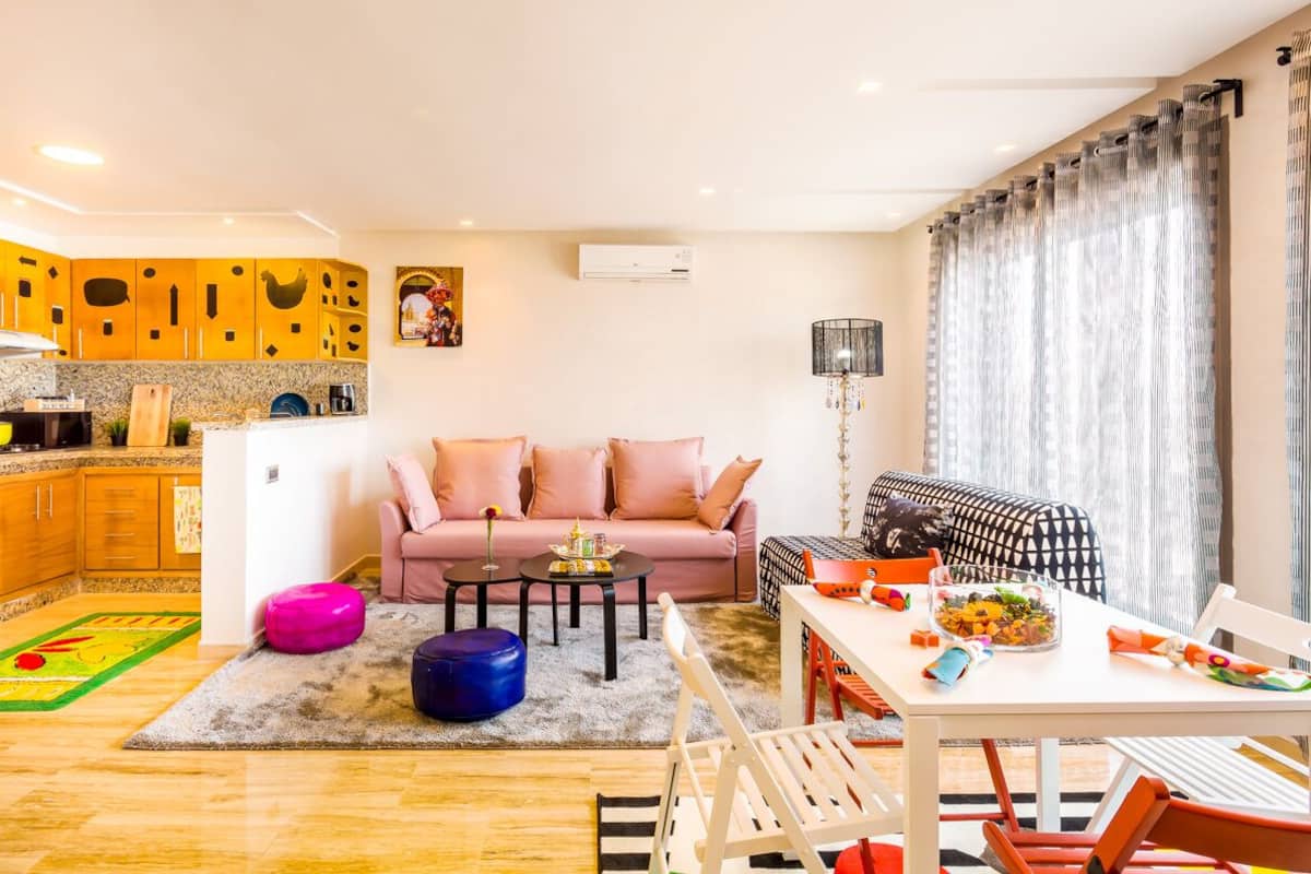 Familienapartment | Wohnbereich | 32-Zoll-Smart-TV mit Satellitenempfang, Fernseher