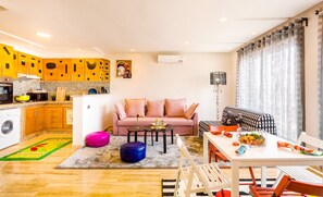 Departamento familiar | Área de sala de estar | Smart TV de 32 pulgadas con canales vía satélite y televisión 