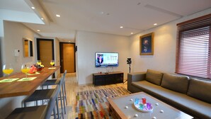 Familien-Penthouse | Wohnbereich | 32-Zoll-Smart-TV mit Satellitenempfang, Fernseher