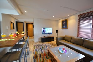 Family Penthouse | Living area | 32-inch Smart TV with satellite channels, TV - Appart'Hotel Mogador Casablanca (Casablanca)