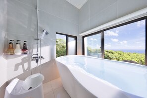 Combined shower/tub, free toiletries, hair dryer, slippers - Crystal Villa Imgya (Miyakojima)