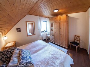 4 bedrooms, iron/ironing board, travel cot, WiFi