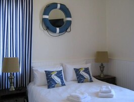 Escritorio, sistema de insonorización, wifi gratis y ropa de cama 