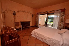 Apartment, 2 Bedrooms | Room amenity