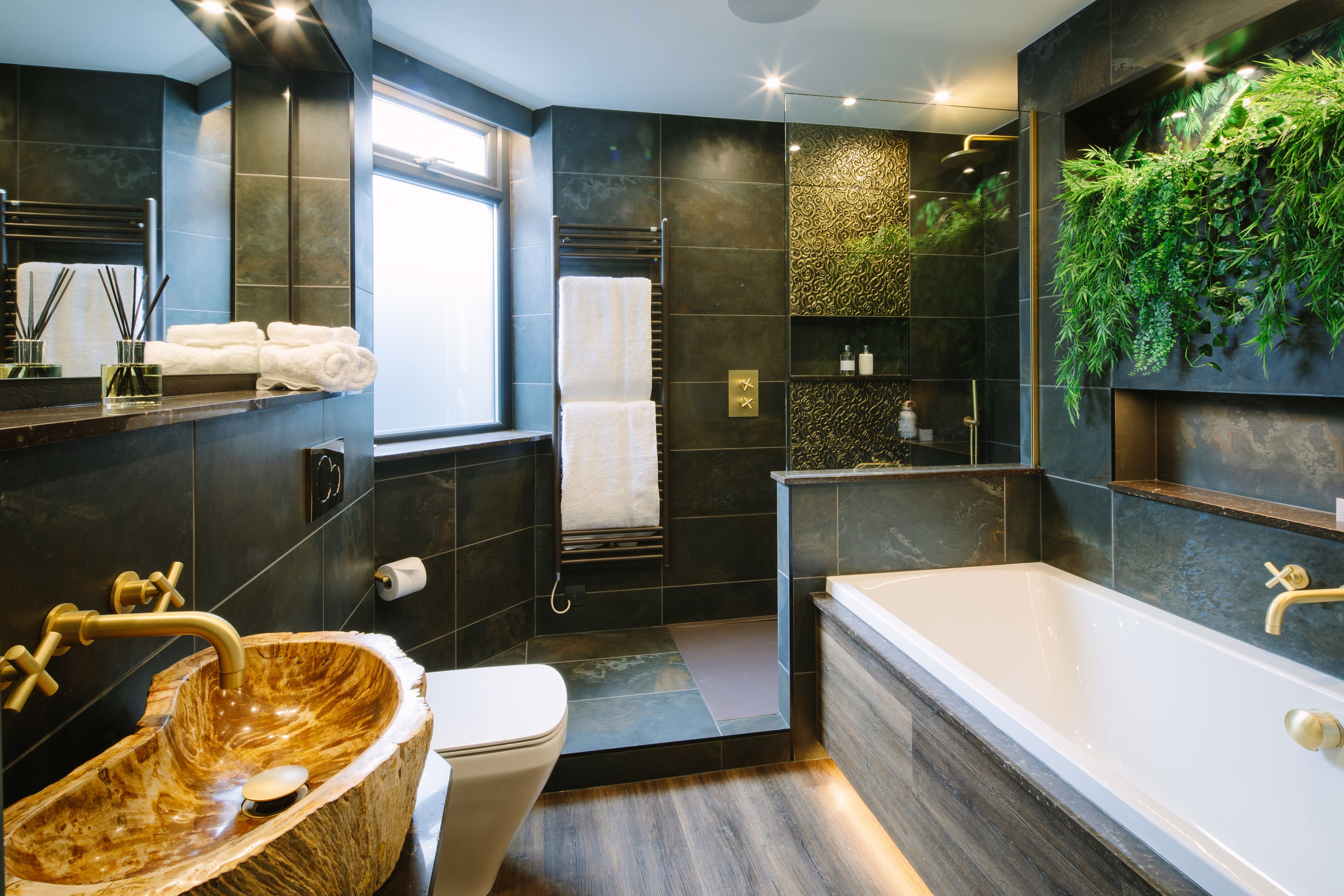 Suite luxueuse, 1 très grand lit | Salle de bain | Baignoire et douche séparées, baignoire profonde