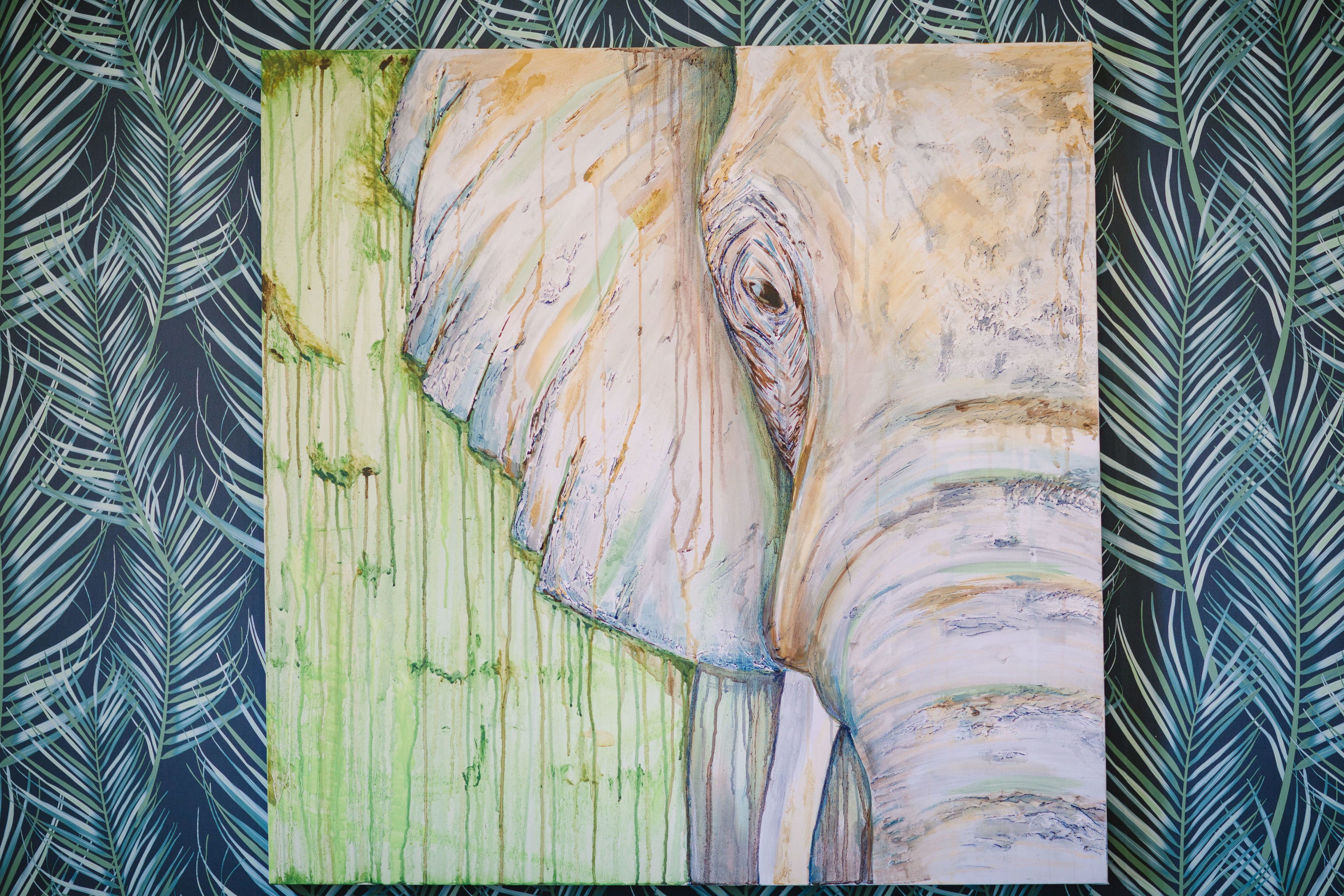 Una pintura amb dibuixos abstractes i una superfície amb textura.