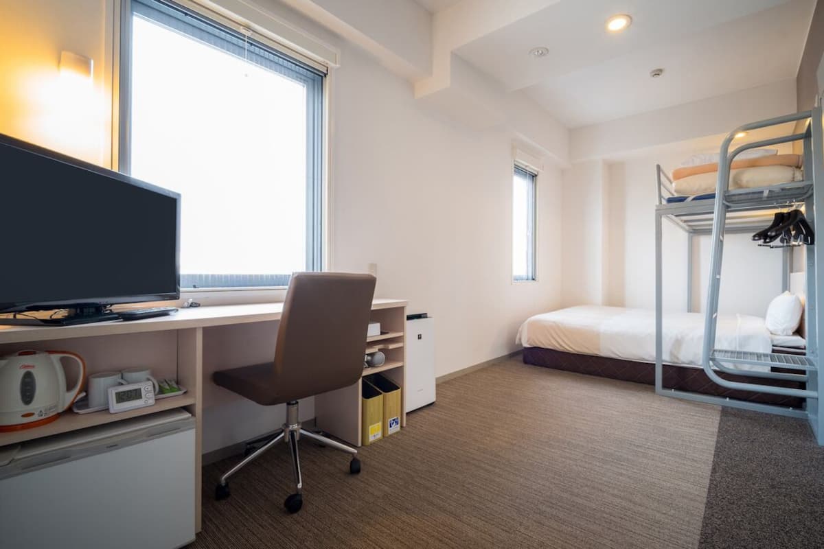 Desk, WiFi (free)