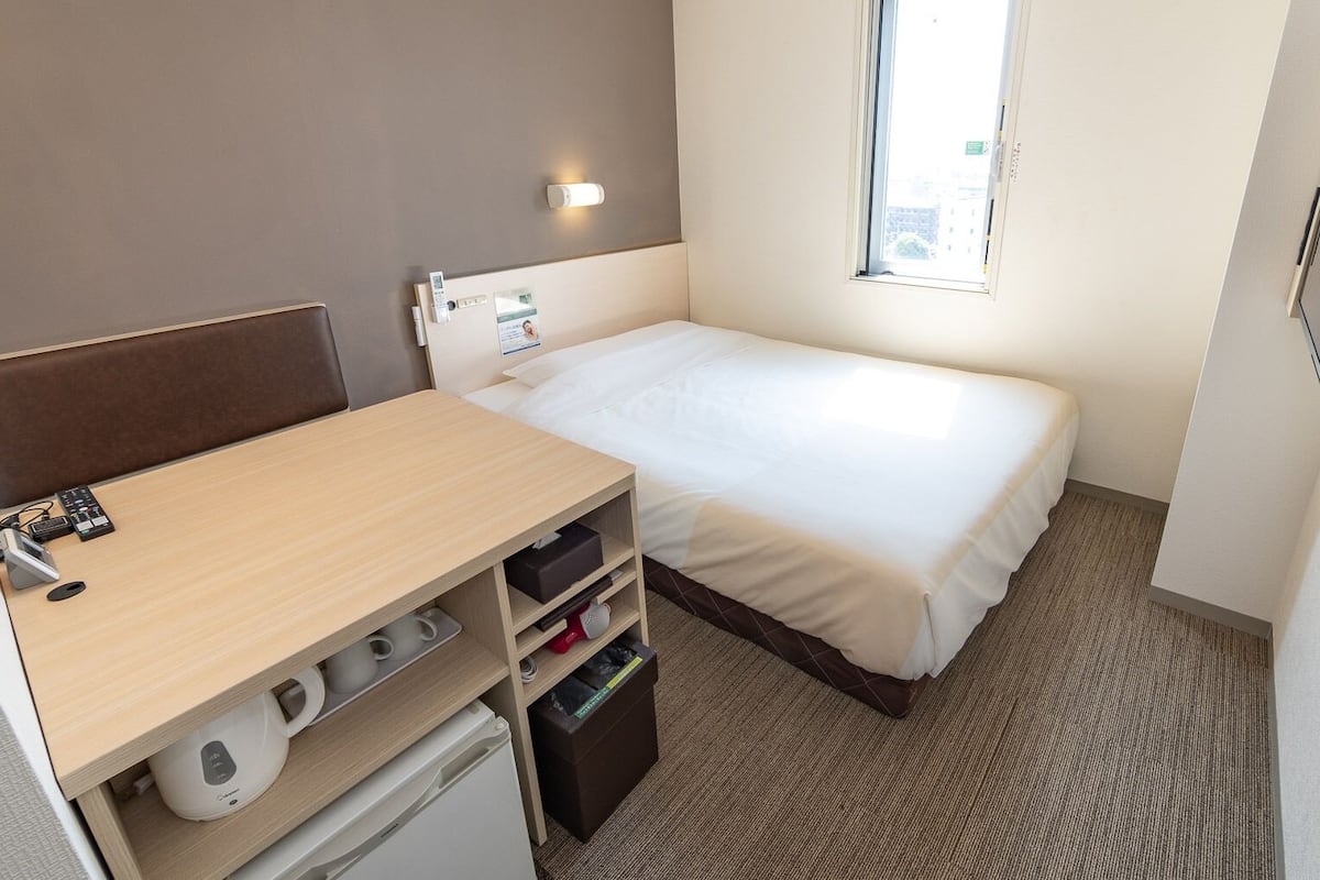 Desk, WiFi (free)