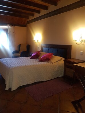 Double Room | Rollaway beds, free WiFi, bed sheets - Hostal El Meson (Siguenza)