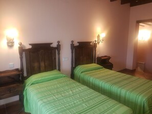 Twin Room | Rollaway beds, free WiFi, bed sheets - Hostal El Meson (Siguenza)