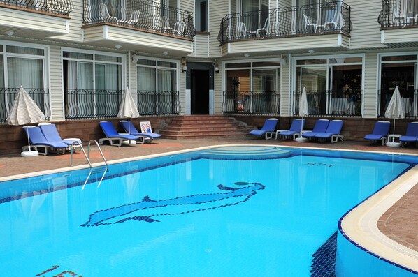 Piscina all'aperto, ombrelloni da piscina, lettini