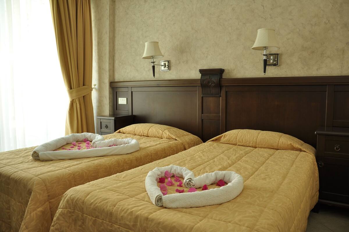 Standard Twin Room | Peti besi dalam bilik, ruang kerja komputer riba