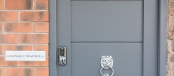 ทาวน์เฮาส์ @ 130 ถนนเวสต์ ครีว