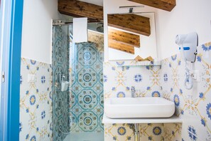 Quarto casal executivo, vista para a montanha (Sospesa) | Banheiro | Chuveiro, chuveiro com efeito de chuva, secador de cabelo, chinelos