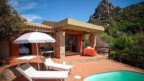 A villa with a swimming pool, outdoor seating, and a mountain view. - Sole 1 (Trinità d'Agultu e Vignola)