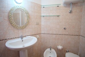 Apartment, 2 Schlafzimmer | Badezimmer | Dusche, Bidet, Handtücher
