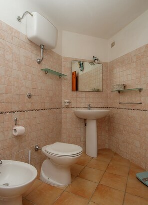 Apartamento, 2 habitaciones | Baño | Ducha y toallas