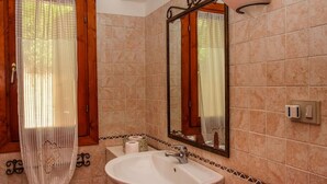 Căn hộ, 2 phòng ngủ | Chậu rửa trong phòng tắm