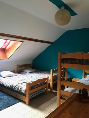 Shared Dormitory, Shared Bathroom, Mountain View | Individually decorated, individually furnished, free WiFi, bed sheets - Gîte Le Chantelouve (Chantepérier)
