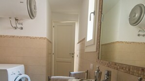 Apartemen, 2 kamar tidur | Wastafel kamar mandi