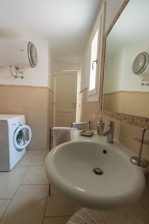 Appartamento, 2 camere da letto | Lavandino