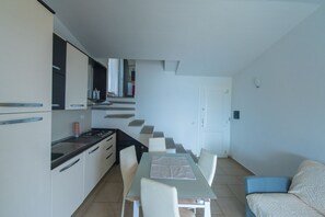 Apartament, 2 dormitoris | Cuina privada | Utensilis de cuina, vaixella i coberteria 