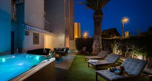 A spa area with a hot tub, lounge chairs, and a palm tree. - Sun Spalato Garden (Split)