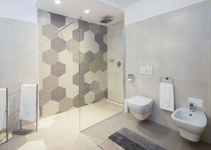 Apartment | Bathroom | Shower, rainfall showerhead, hair dryer, bidet - Sun Spalato Garden (Split)