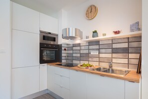 Apartment | Private kitchen | Full-size fridge, microwave, oven, stovetop - Sun Spalato Garden (Split)