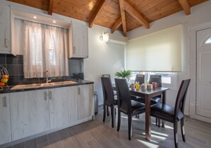 House, 2 Bedrooms | In-room dining