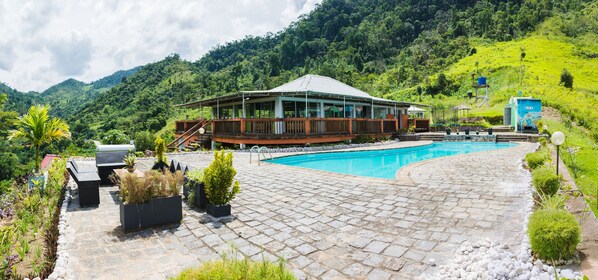 Outdoor pool - Karibotel (Antananarivo)