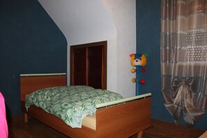 5 bedrooms, iron/ironing board, free WiFi