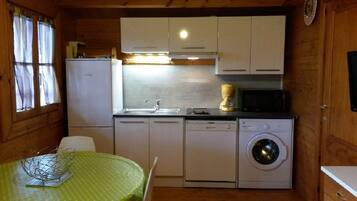 Réfrigérateur, micro-ondes, plaque de cuisson, lave-vaisselle