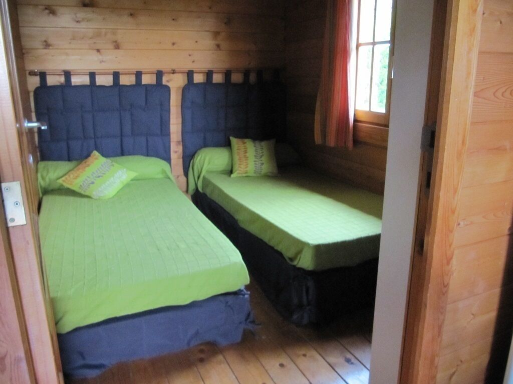 2 chambres, coffres-forts dans les chambres, fer et planche à repasser