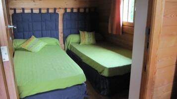 2 chambres, coffres-forts dans les chambres, fer et planche à repasser