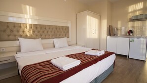 A hotel room with a large bed, a wardrobe, a kitchenette, and a bathroom. - A Apart Hotels Ankara Beytepe (Ankara)