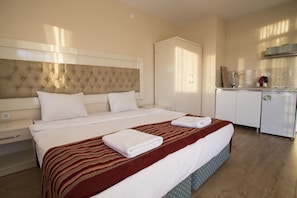 Chambre Standard double | Lit avec matelas Ă plateau-coussin, bureau