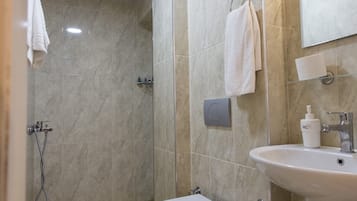 تجهيزات دش، مستلزمات مجانية للعناية الشخصية، مجففات شعر، مناشف