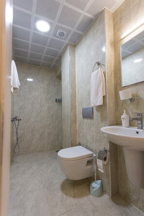 Shower, free toiletries, hair dryer, towels - A Apart Hotels Ankara Beytepe (Ankara)