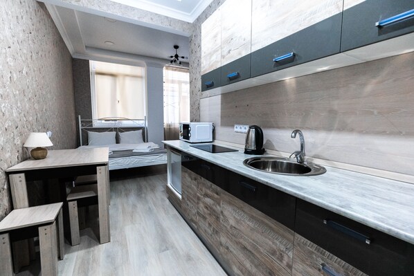 Apartamento, 1 quarto | Cozinha americana privada | Geladeira, micro-ondas, cooktop, chaleira elétrica