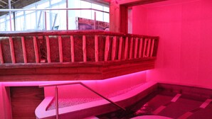 Ein mehrstöckiges Spa mit Holzterrasse und Poolbereich.