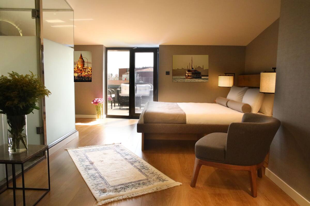 Deluxe Loft, City View | In-room safe, soundproofing, WiFi (free), bed sheets
