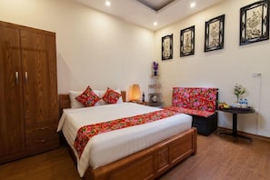 Deluxe Twin Room | Minibar, individually decorated, individually furnished, desk
