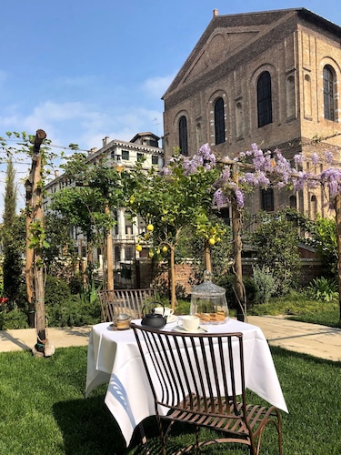 Madama garden retreat